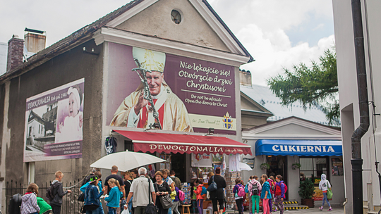 Coraz więcej młodych katolików uważa, że Jan Paweł II wiedział o pedofilii w Kościele [SONDAŻ]