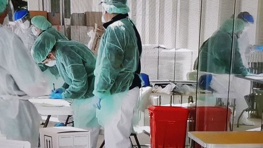 Coraz więcej zakażeń. Zmarł pacjent covidowy nie mający chorób współistniejących