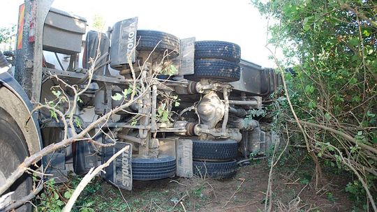 Cysterna wylądowała w rowie, a kierowca w szpitalu