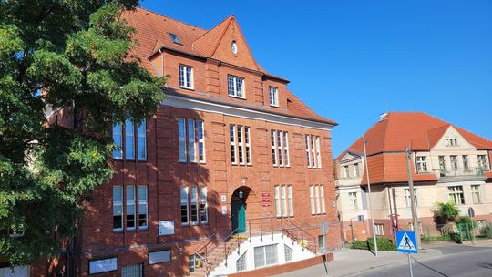 Czarny kroczący gryf na budynku starostwa powiatowego. Czyjej kasy pilnuje