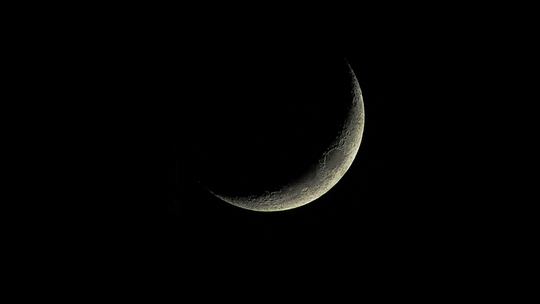 Czarny Księżyc na niebie. Ciemne niebo robi wrażenie