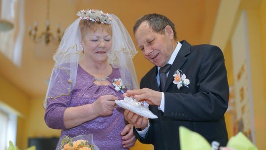 Prezydent blokuje medale dla małżeństw? Rozpatrzył tylko 1 procent wniosków, seniorzy w kolejce
