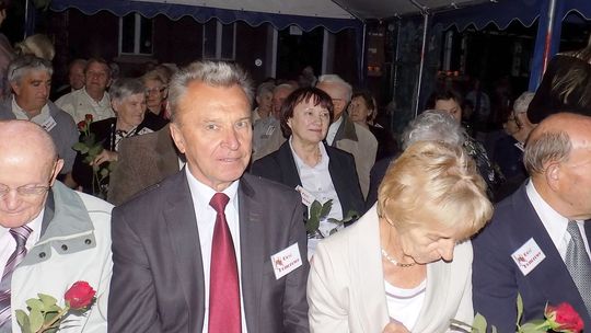 Czerwone róże jak krople krwi i ukłon złożony w podzięce