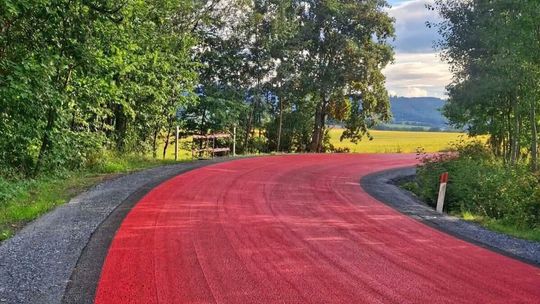 Nietypowy czerwony odcinek na drodze. Do czego służy nowa nawierzchnia i co oznacza dla kierowcy