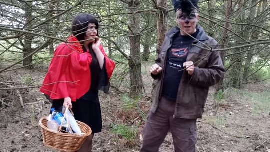 Czerwony Kapturek - nauczyciele I Liceum w Gryfinie dzieciom [WIDEO]