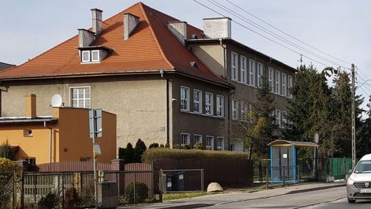 Część uczniów w tej szkole przechodzi na nauczanie zdalne Część uczniów w tej szkole przechodzi na nauczanie zdalne