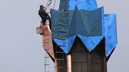 Człowiek-pająk na wieży kościoła!