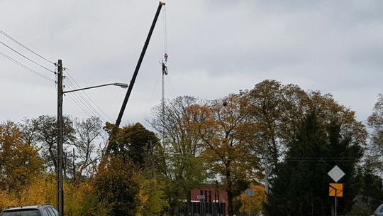 Człowiek wisiał kilkadziesiąt metrów nad ziemią. Budynek policji z masztem