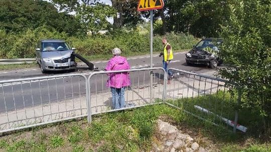 Czołowe zderzenie osobówek. Ranni transportowani do szpitala [FOTO]