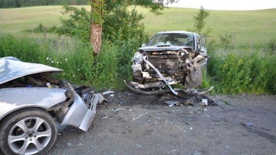 Czołowe zderzenie na łuku drogi. Ciężko ranni w szpitalu