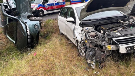 Czołowe zderzenie na południu powiatu gryfińskiego. Chwila nieuwagi doprowadziła do wypadku