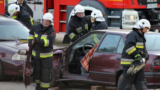 Czołowe zderzenie to była pierwsza akcja. Potem jeszcze gaszono płonące obok auto [FOTO, WIDEO]