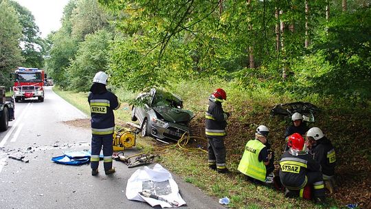 Czołówka mitsubishi z samochodem ciężarowym