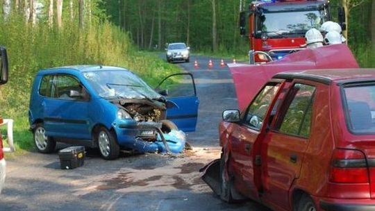 Czołówka osobówek. Dwoje rannych odtransportowanych śmigłowcem