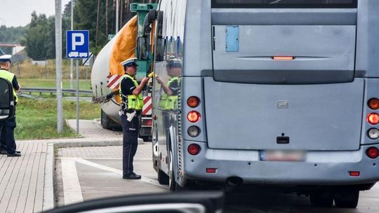 Czołowo wbił się pod autobus. Kierowca w szpitalu