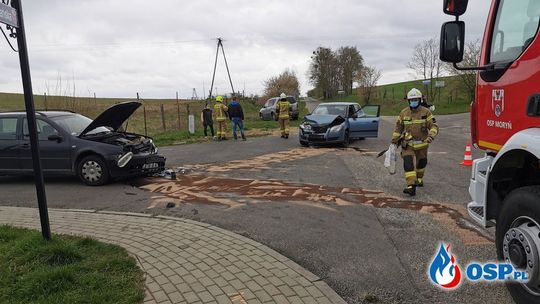 Czołowo zderzyły się dwa auta
