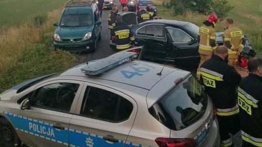 Czołowo zderzyły się samochody marki BMW. W wypadku aut są ranni