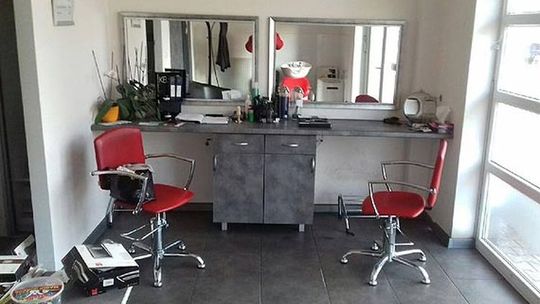 Cztery kary: fryzjer za strzyżenie, klienci za nieprzestrzeganie przepisów, właścicielka za otwarcie zakładu