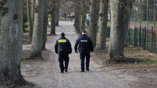 Cztery osoby nie przestrzegały nowych obostrzeń i wpadły. Ich sprawę prowadzi policja