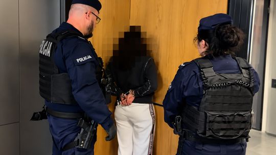 Policjanci zostają w szkołach. Policja zabezpieczyła noże, maczety i butelki z benzyną