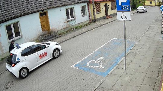 Czy auto nauki jazdy miało prawo parkować naprzeciwko koperty dla niepełnosprawnych?