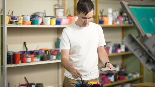 Czy kolor odzieży wpływa na cennik siodruku?