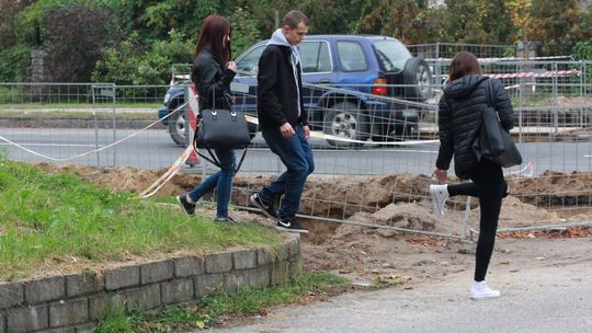 Czy piesi muszą skakać po hałdach?