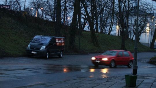 Czy radny może więcej? Samochód parkuje przed starostwem gdzie popadnie