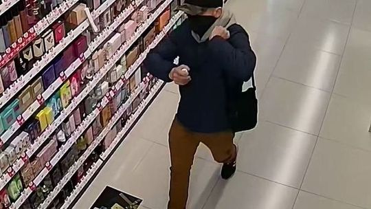 Czy tak zdobywa się prezenty? Kuriozalna kradzież w drogerii