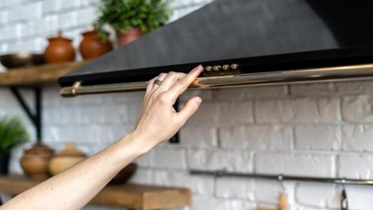 Czy trzeba czyścić okapy kuchenne? Jak utrzymać je w czystości?