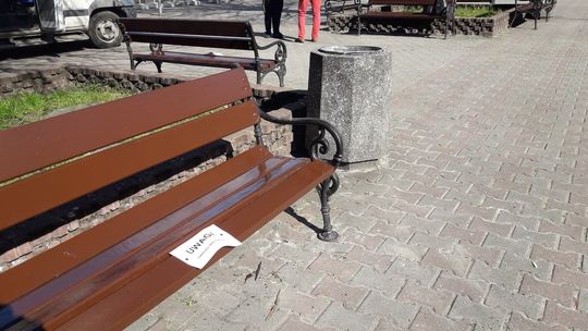 Czy w porę malują ławki?