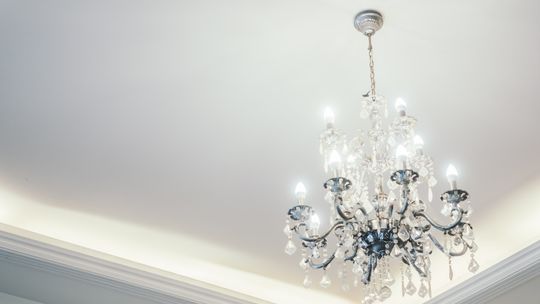 Czym jest sufit napinany? Co warto wiedzieć?