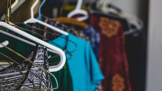 Czym kierować się przy wyborze wieszaka na kółkach do mieszkania?