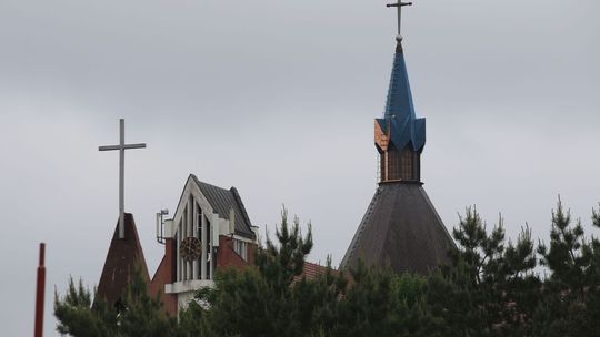 Czym różni się hełm na kościele?