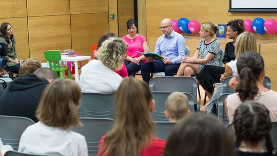 Czyta dzieciom książki w szpitalu