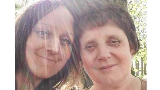 Czytają książki, aby uratować mamę koleżanki