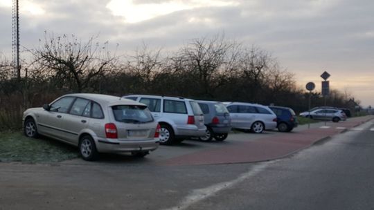 Czytelnik uchwycił mistrzów parkowania i pyta o straż miejską