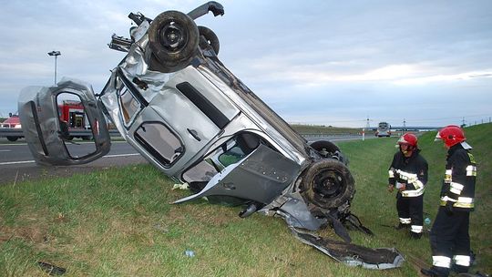 Dachował citroen. Ranni odwiezieni do szpitala