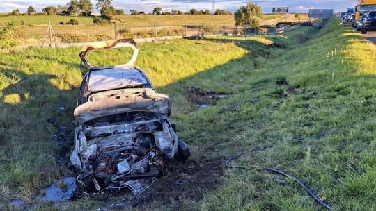 Dachował i stanął w płomieniach. Jedna osoba została poparzona