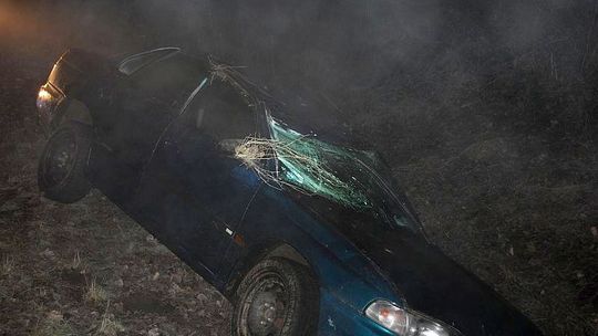 Dachował i znalazł się w rowie