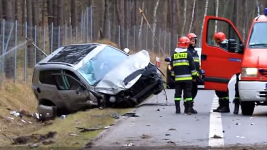 Dachował koło zjazdu do Gryfina Dachował koło zjazdu do Gryfina