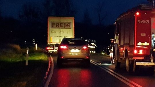 Dachował na łuku drogi