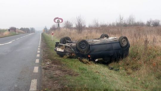 Dachował na prostej