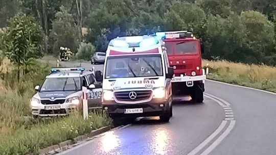 Dachował na zakręcie