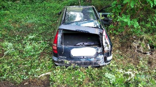 Dachował niedaleko stacji paliw