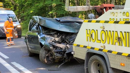 Dachował samochód. Jedna osoba poszkodowana