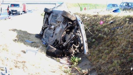 Dachował samochód marki BMW