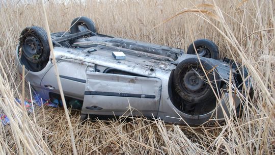 Dachował. Strażacy postawili go na koła