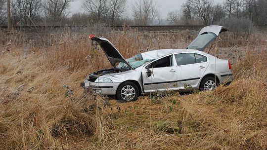 Dachowała skoda. Kierowca w szpitalu