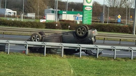 Dachowało auto. Jedna osoba przetransportowana do szpitala